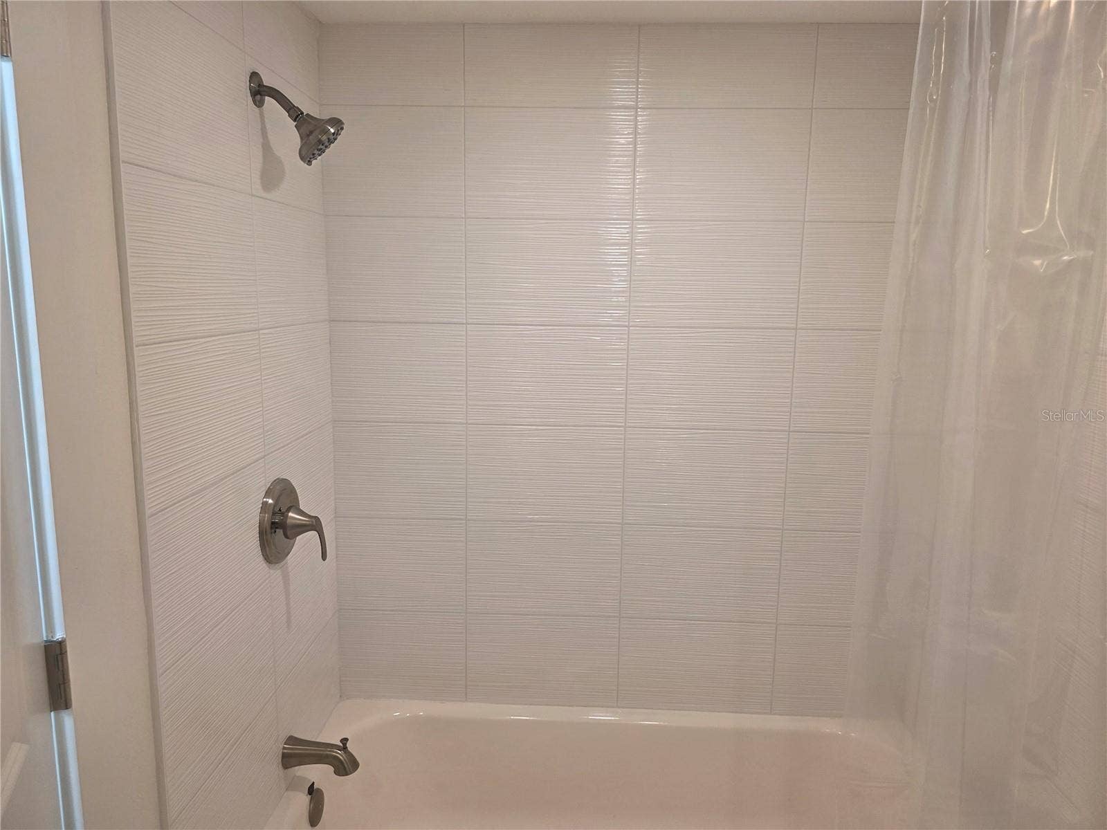 Master with bath tub