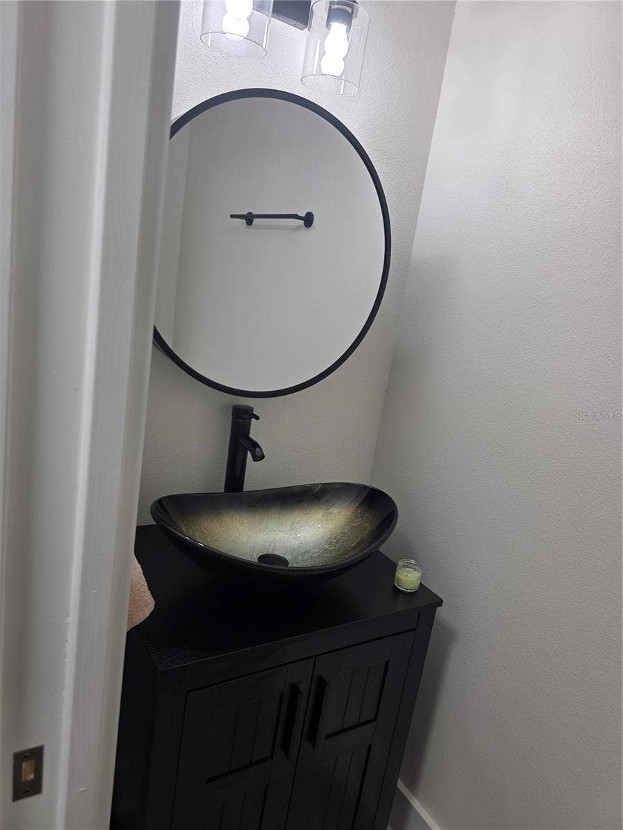 Guest 1/2 bath