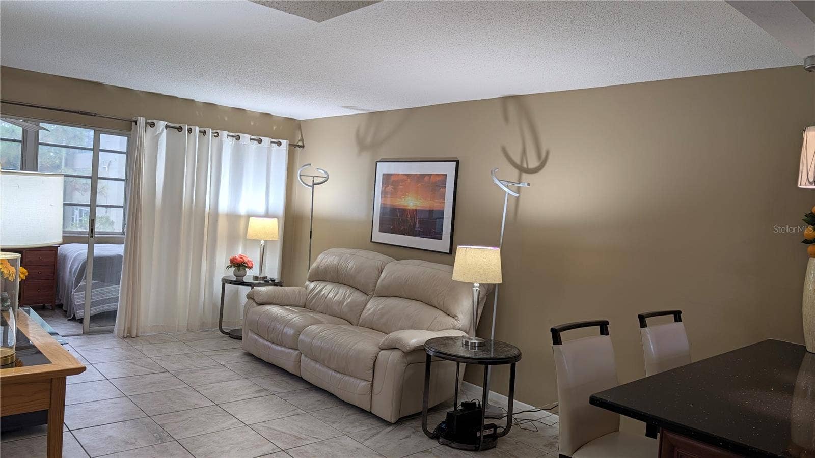 Open concept living room/kitchen