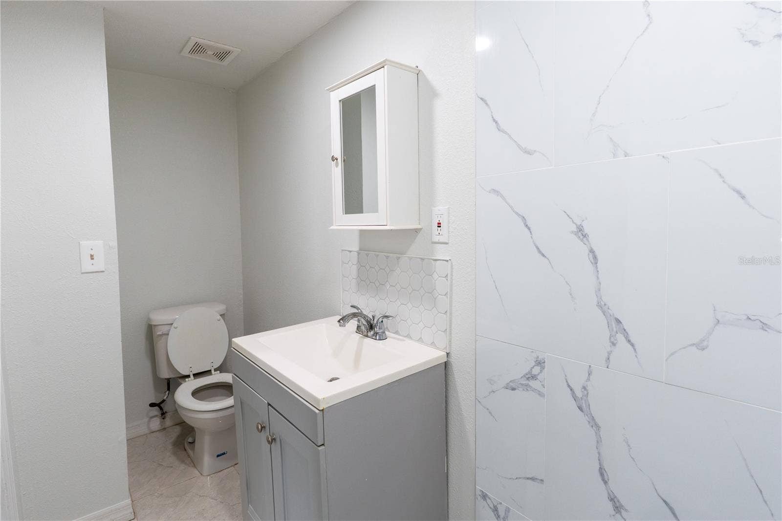 8819 W BROAD STREET, Tampa, FL 33615
