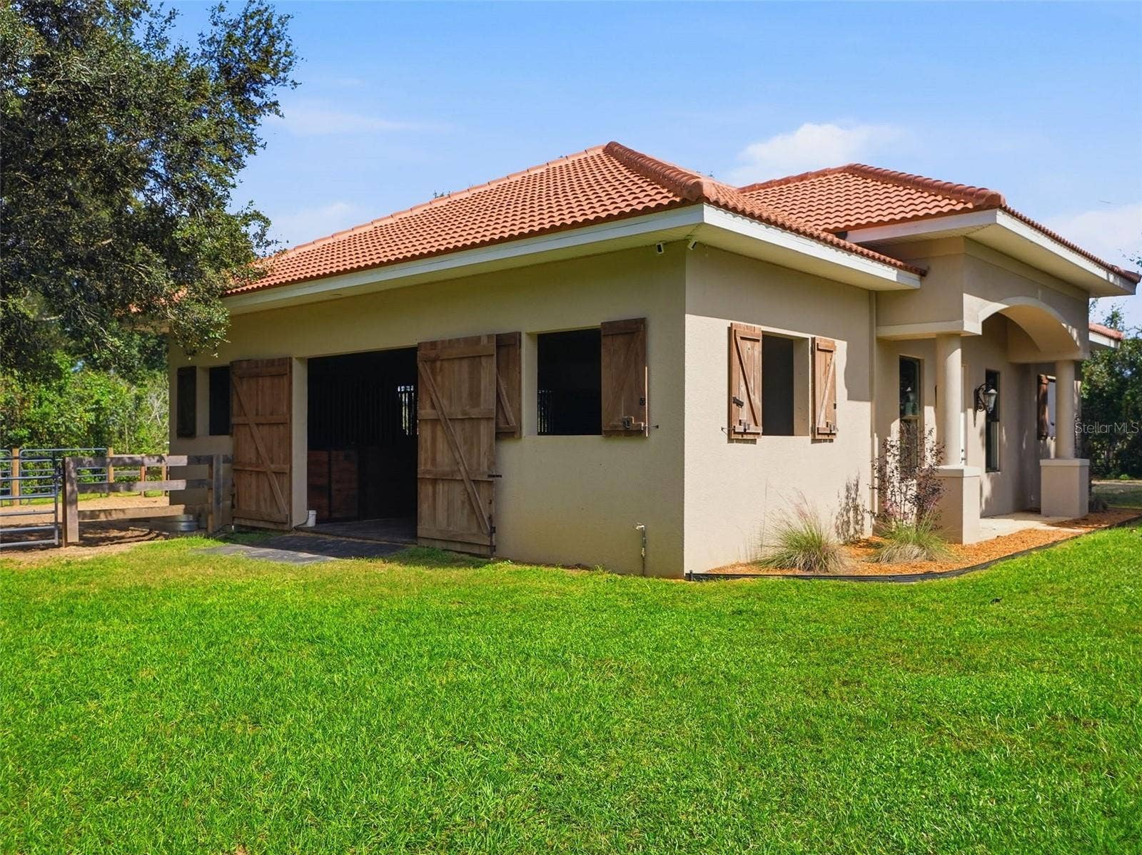 1450 VIRGINIA LEE CIRCLE, Brooksville, FL 34602 Horse Barn