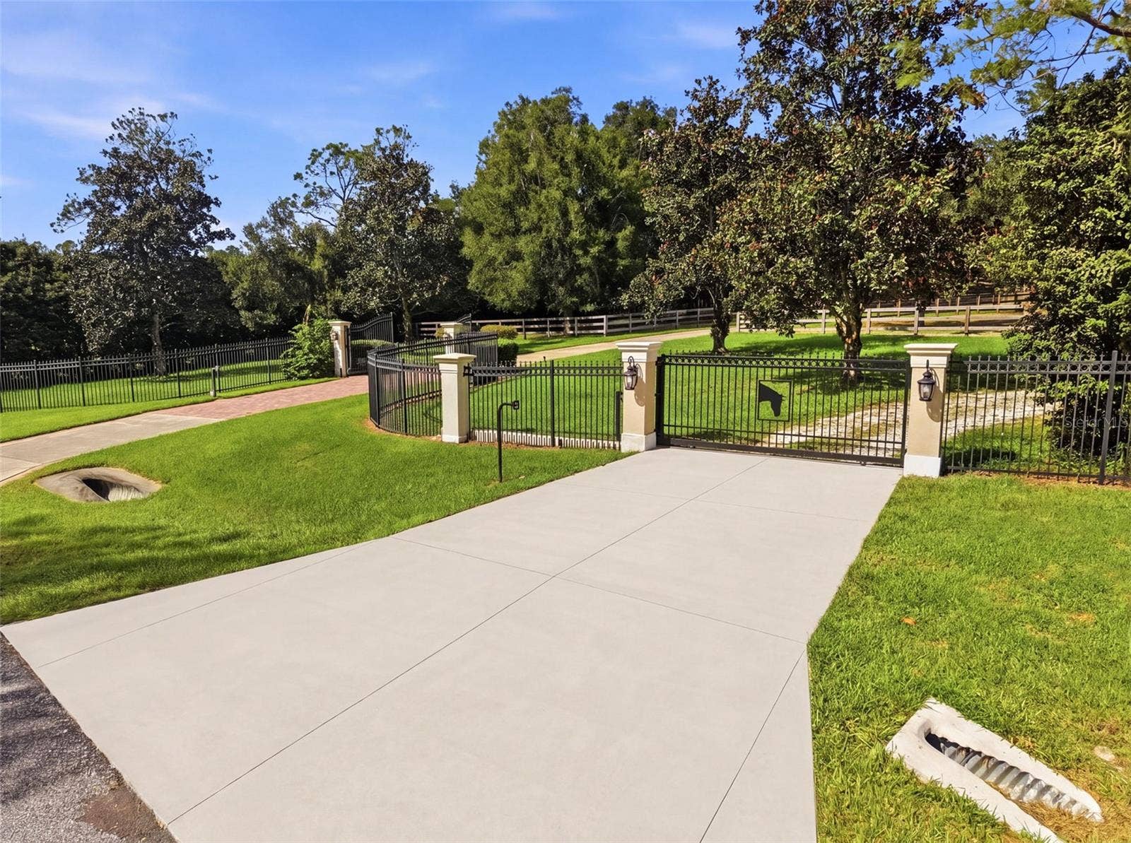 1450 VIRGINIA LEE CIRCLE, Brooksville, FL 34602 Service Driveway