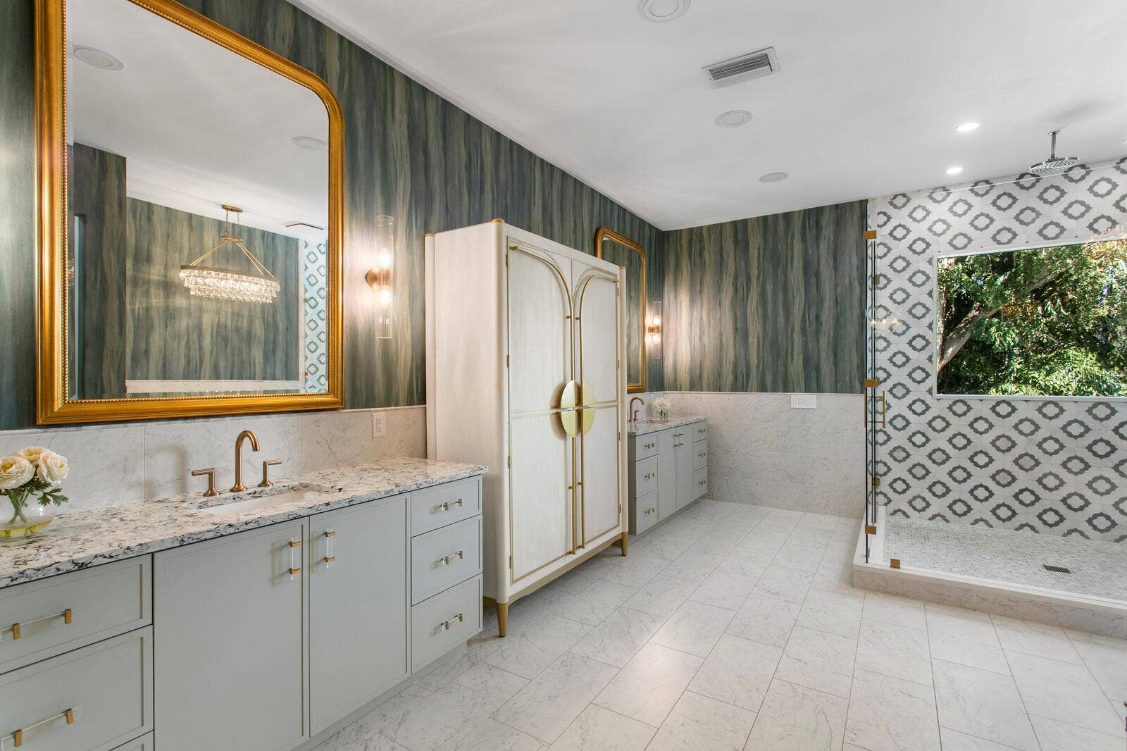 2913 W KNIGHTS AVENUE, Tampa, FL 33611 2913 W KNIGHTS AVENUE, Tampa, FL 33611