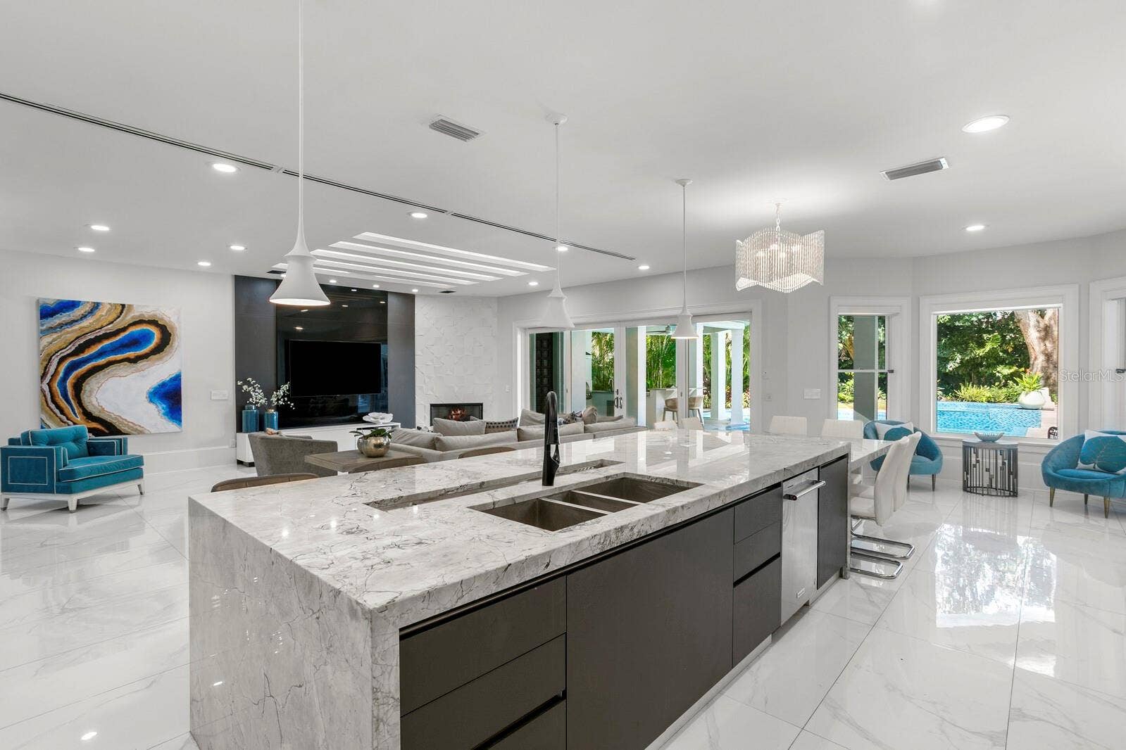 2913 W KNIGHTS AVENUE, Tampa, FL 33611 2913 W KNIGHTS AVENUE, Tampa, FL 33611