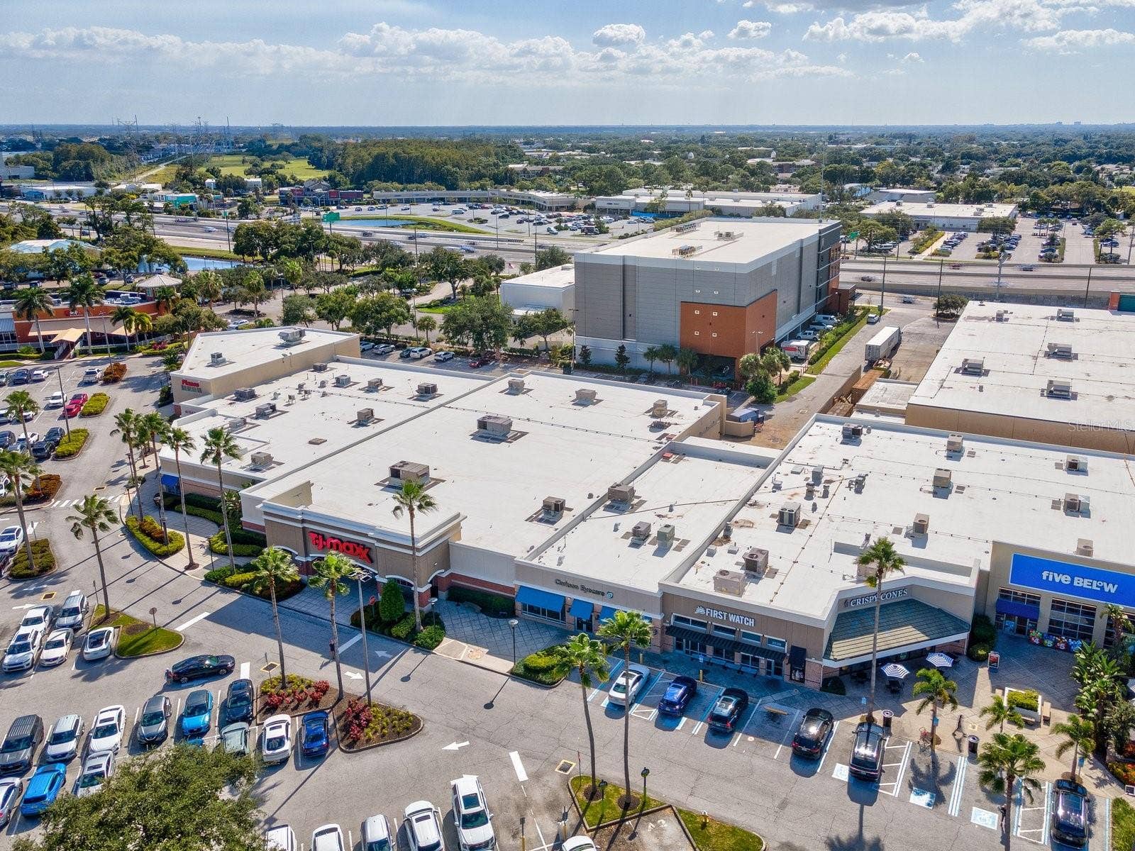 Restaurants and Home Goods stores a quick stroll away