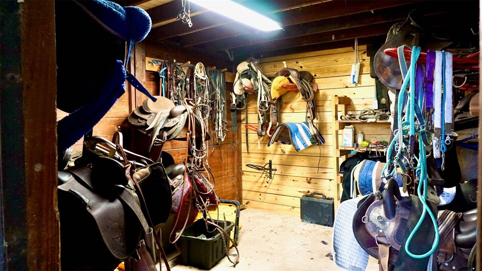36178 GRESHAM ROAD, Webster, FL 33597 Enclosed Tack Room