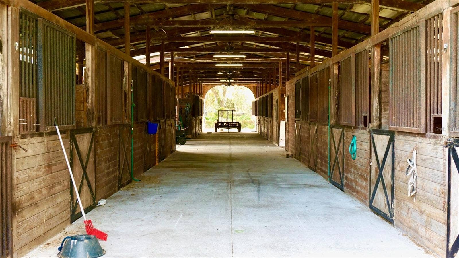 36178 GRESHAM ROAD, Webster, FL 33597 Interior stalls with ftextured concrete aisle
