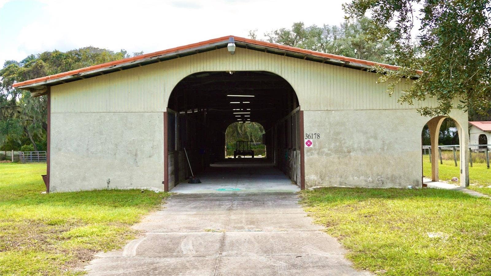 36178 GRESHAM ROAD, Webster, FL 33597 Enormous main barn entry