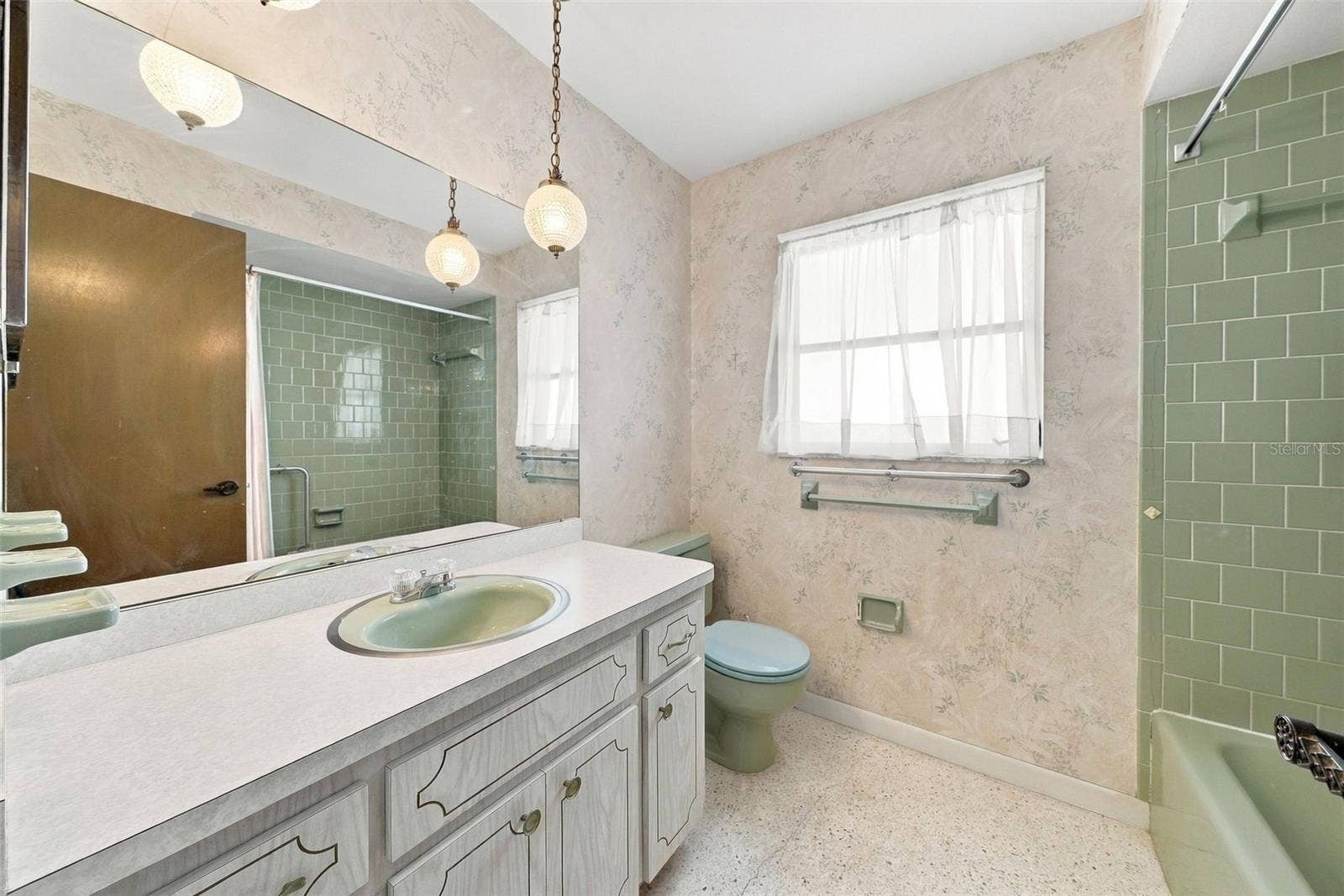12266 69TH TERRACE, Seminole, FL 33772 Main bathroom