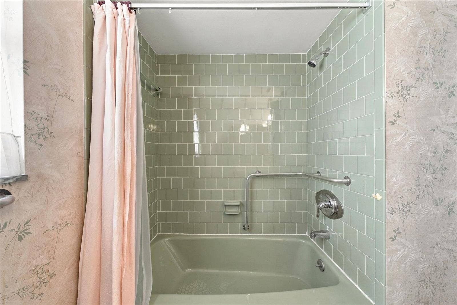 12266 69TH TERRACE, Seminole, FL 33772 Main bathroom with large tub