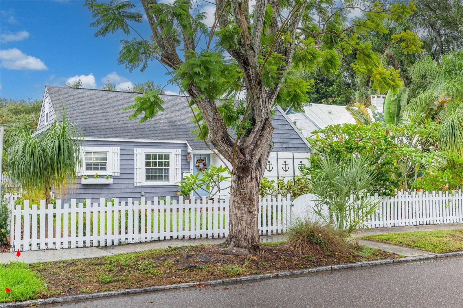 729 26TH AVENUE N, St Petersburg, FL 33704 729 26TH AVENUE N, St Petersburg, FL 33704