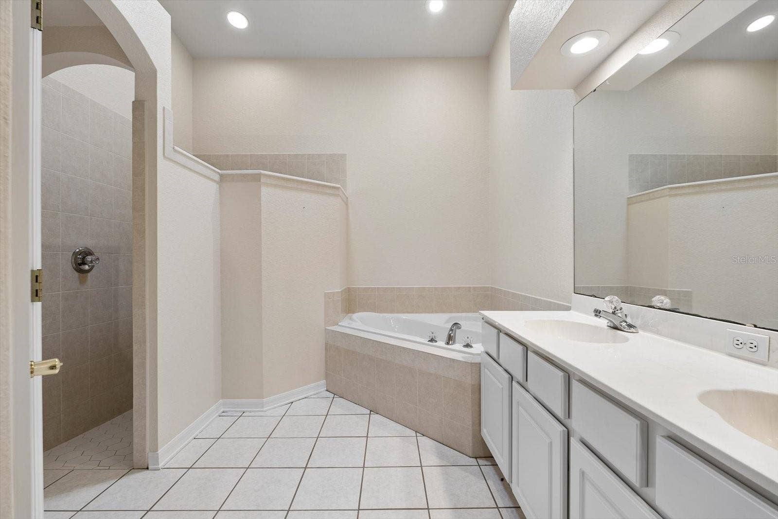 6864 BENDELOW DRIVE, Lakeland, FL 33810 6864 BENDELOW DRIVE, Lakeland, FL 33810