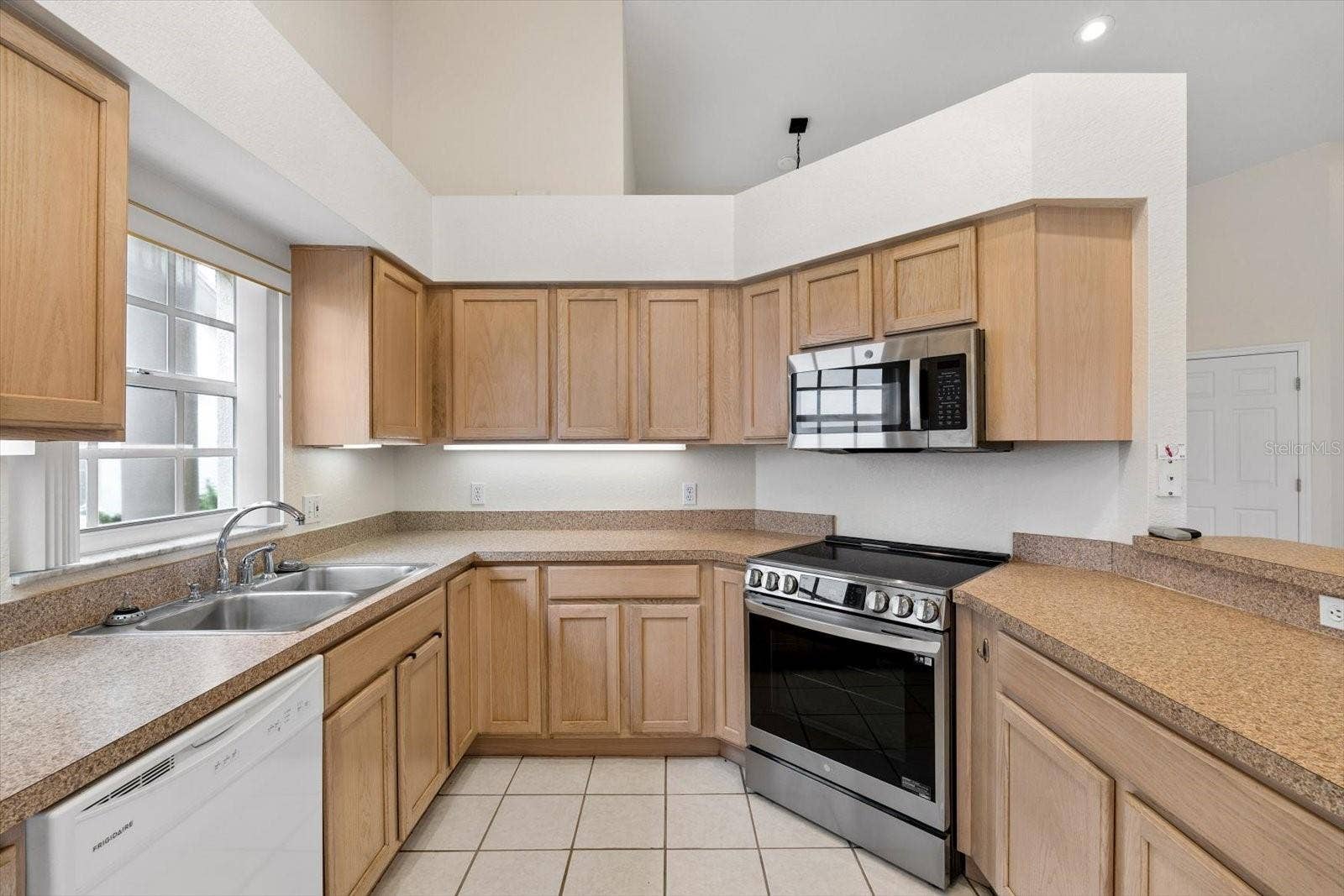 6864 BENDELOW DRIVE, Lakeland, FL 33810 6864 BENDELOW DRIVE, Lakeland, FL 33810