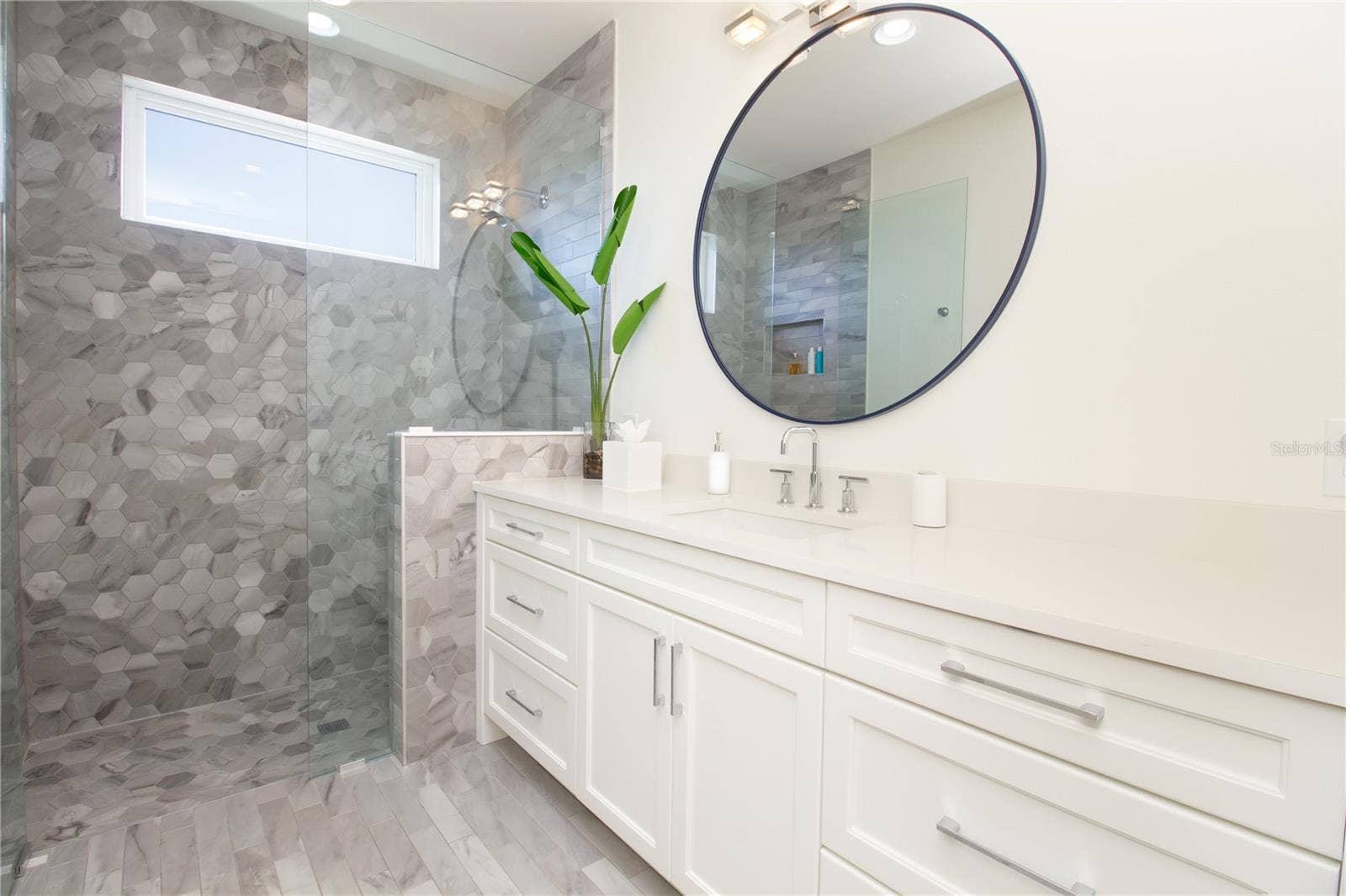 271 S JULIA CIRCLE, St Pete Beach, FL 33706 Bathroom Between Bedroom 4 & 5