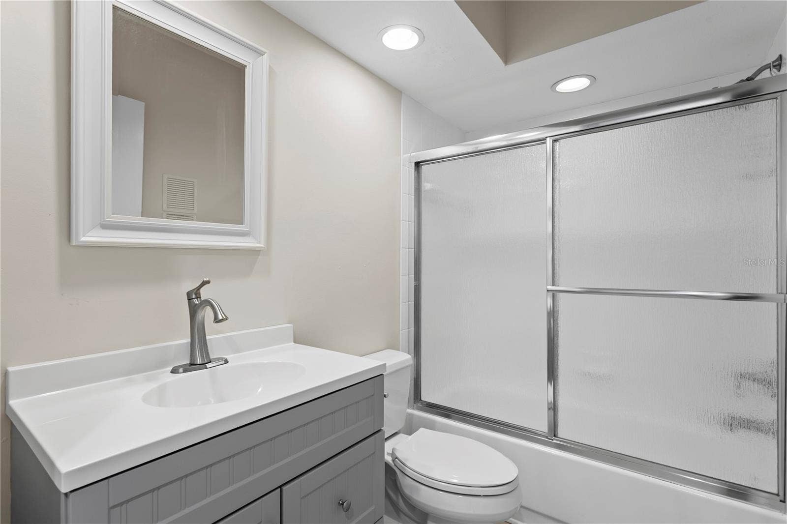 11301 HARBOR WAY, #1744, Largo, FL 33774 Updated Guest Bath