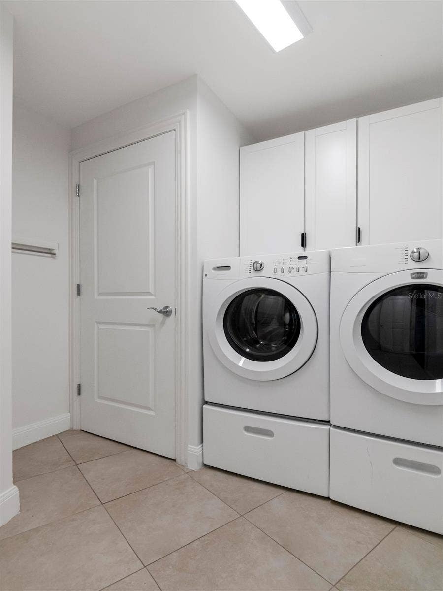 450 KNIGHTS RUN AVENUE, #803, Tampa, FL 33602 Interior Unit Laundry Room