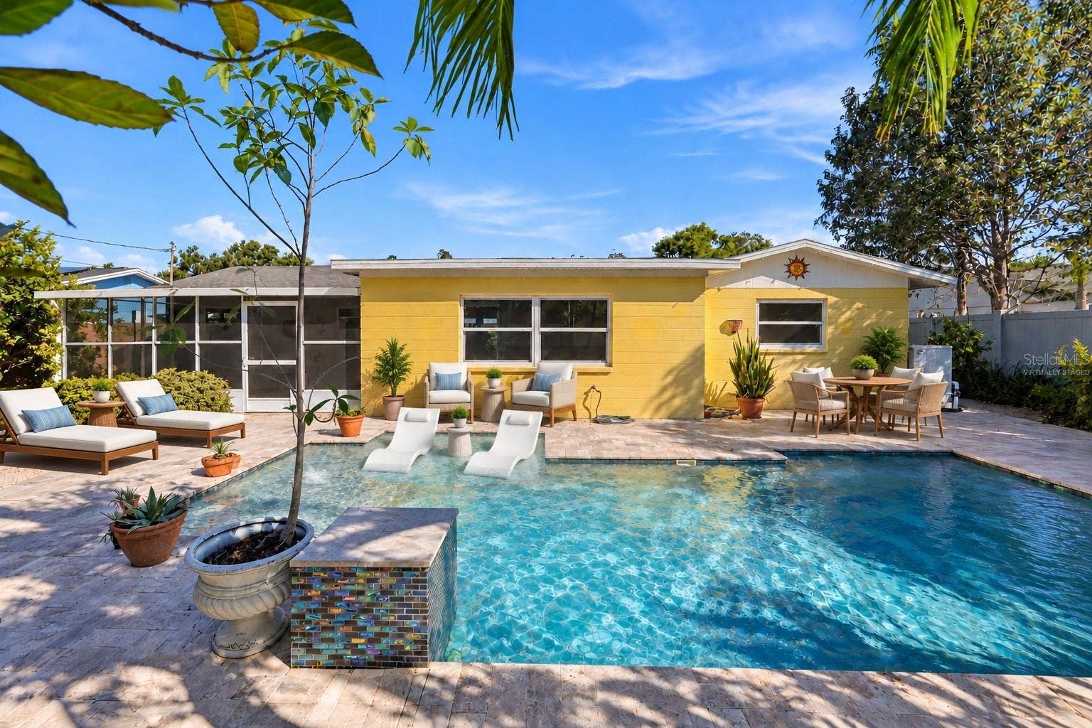 1460 69TH PLACE S, St Petersburg, FL 33705 Virtually Staged