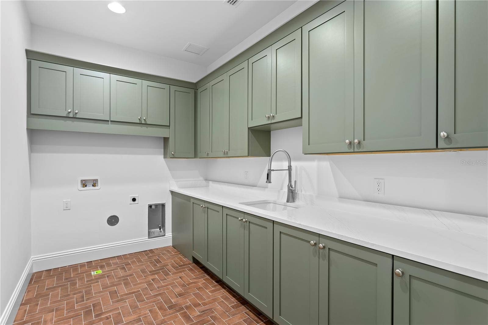 5008 W DICKENS AVENUE, Tampa, FL 33629 Upstairs main laundry room