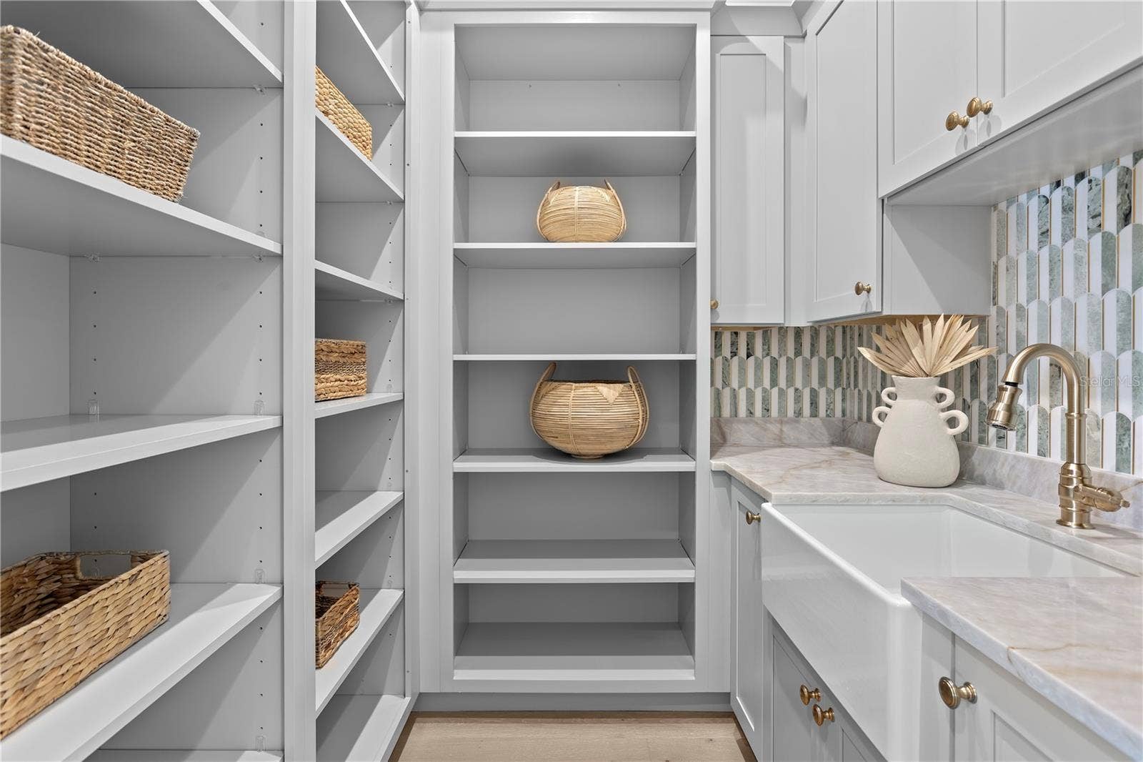 5008 W DICKENS AVENUE, Tampa, FL 33629 Pantry with farm sink