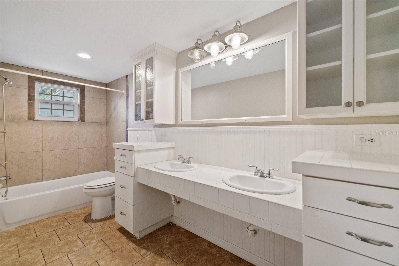 Primary Ensuite with Double Sinks and Tub