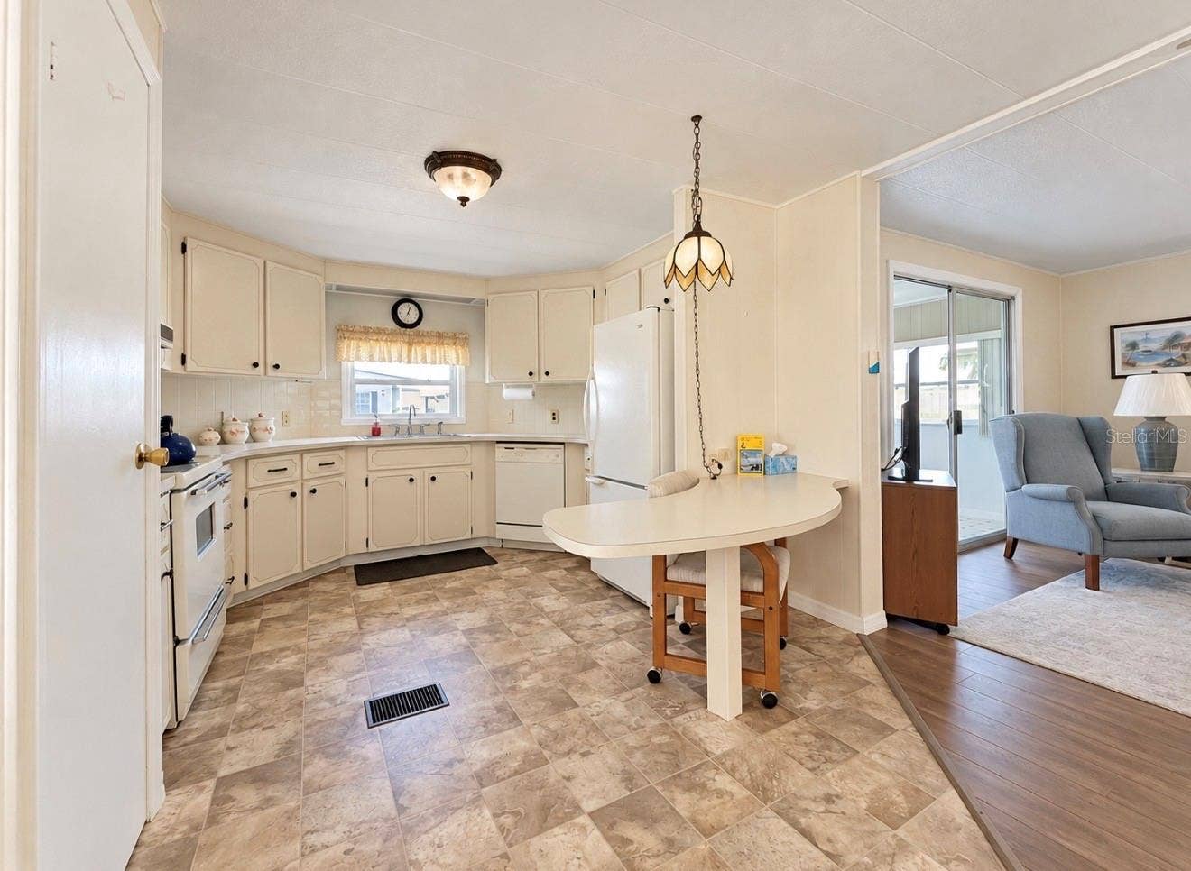 Kitchen with breakfast bar