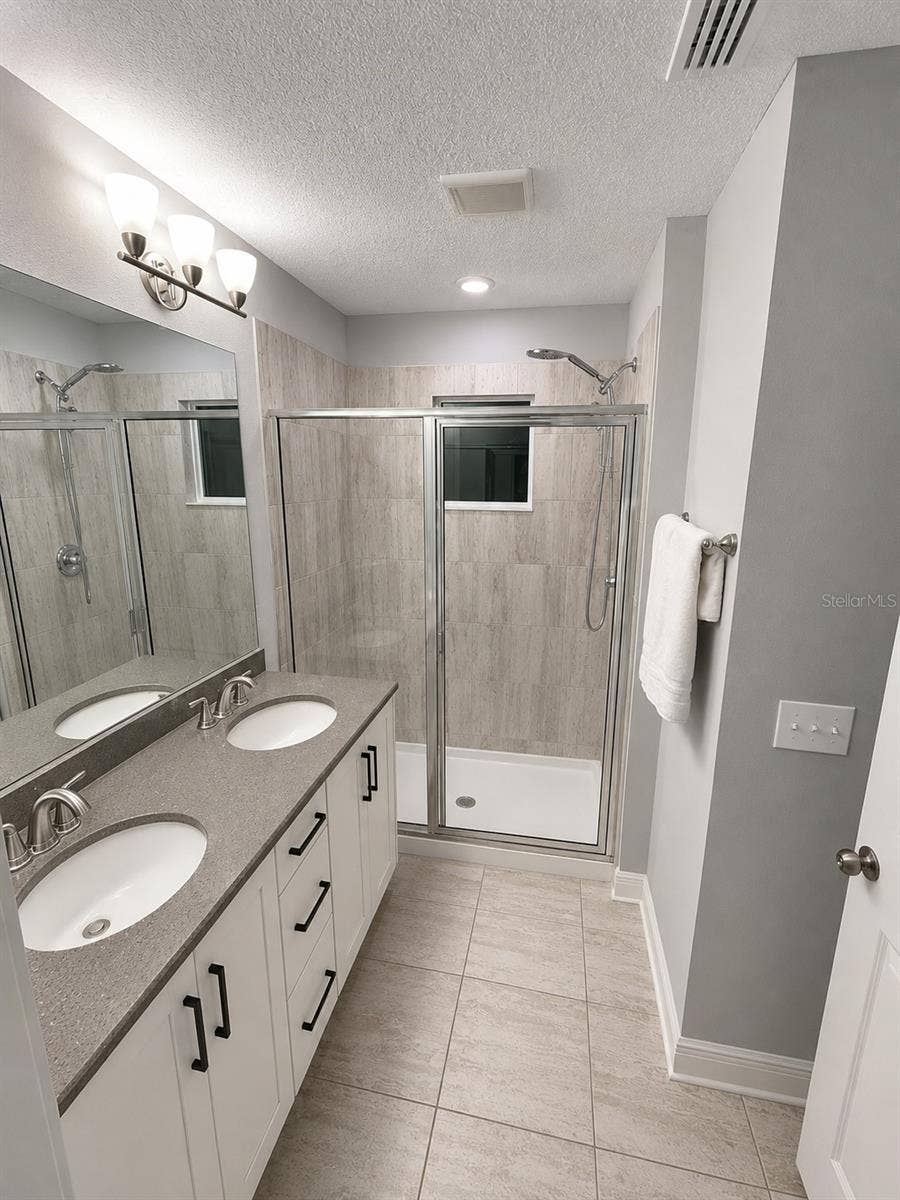 3006 N MORGAN STREET, Tampa, FL 33603 Principle Bath