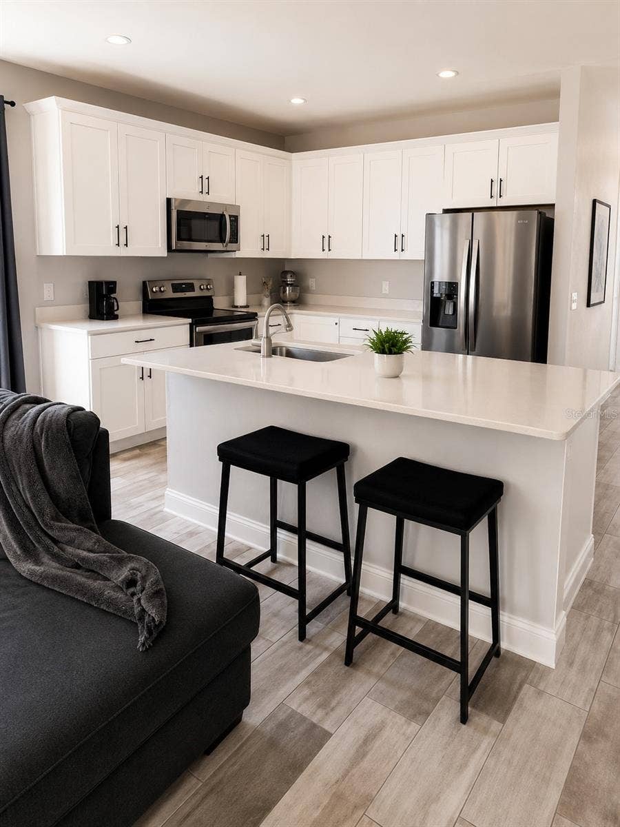 3006 N MORGAN STREET, Tampa, FL 33603 Breakfast Bar and Central Island