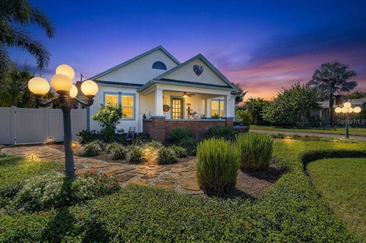 2890 8TH AVENUE N, St Petersburg, FL 33713 2890 8TH AVENUE N, St Petersburg, FL 33713