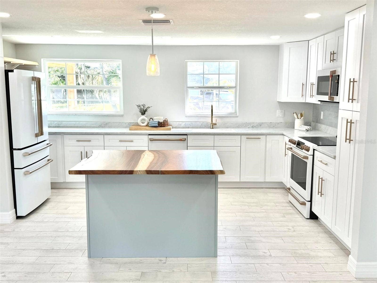 336 SHADDOCK STREET, Tarpon Springs, FL 34689 Breakfast Bar or Party Buffet!