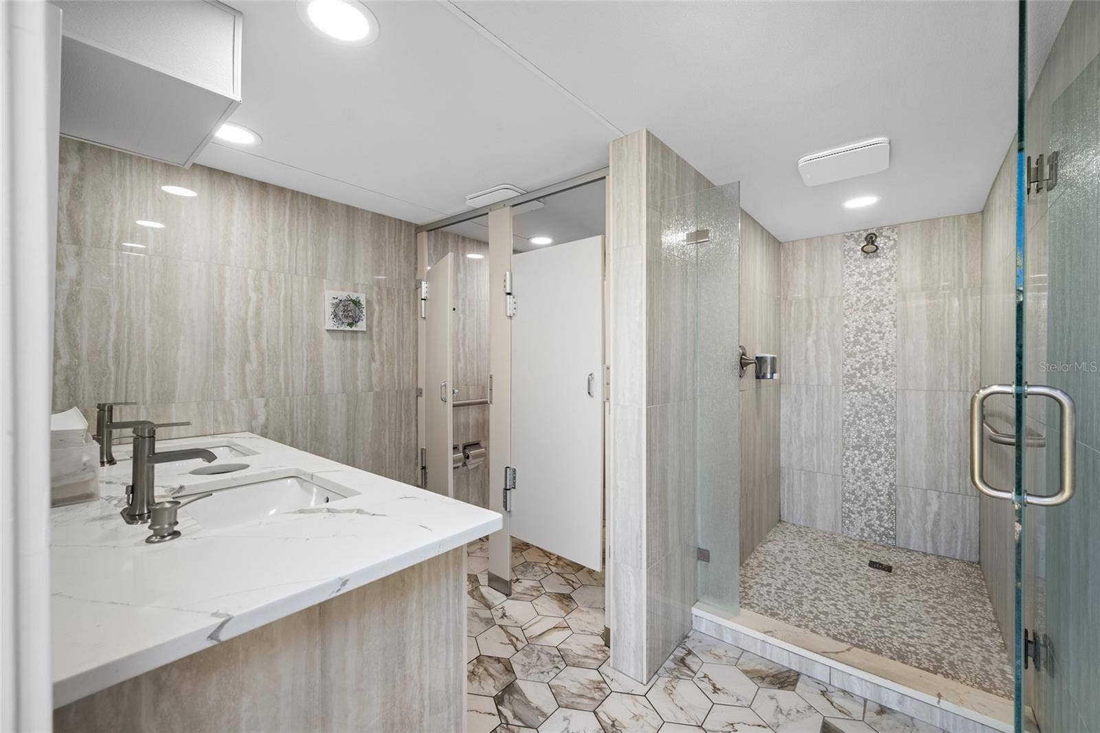 865 S GULFVIEW BOULEVARD, #202, Clearwater, FL 33767 Pool Bathroom