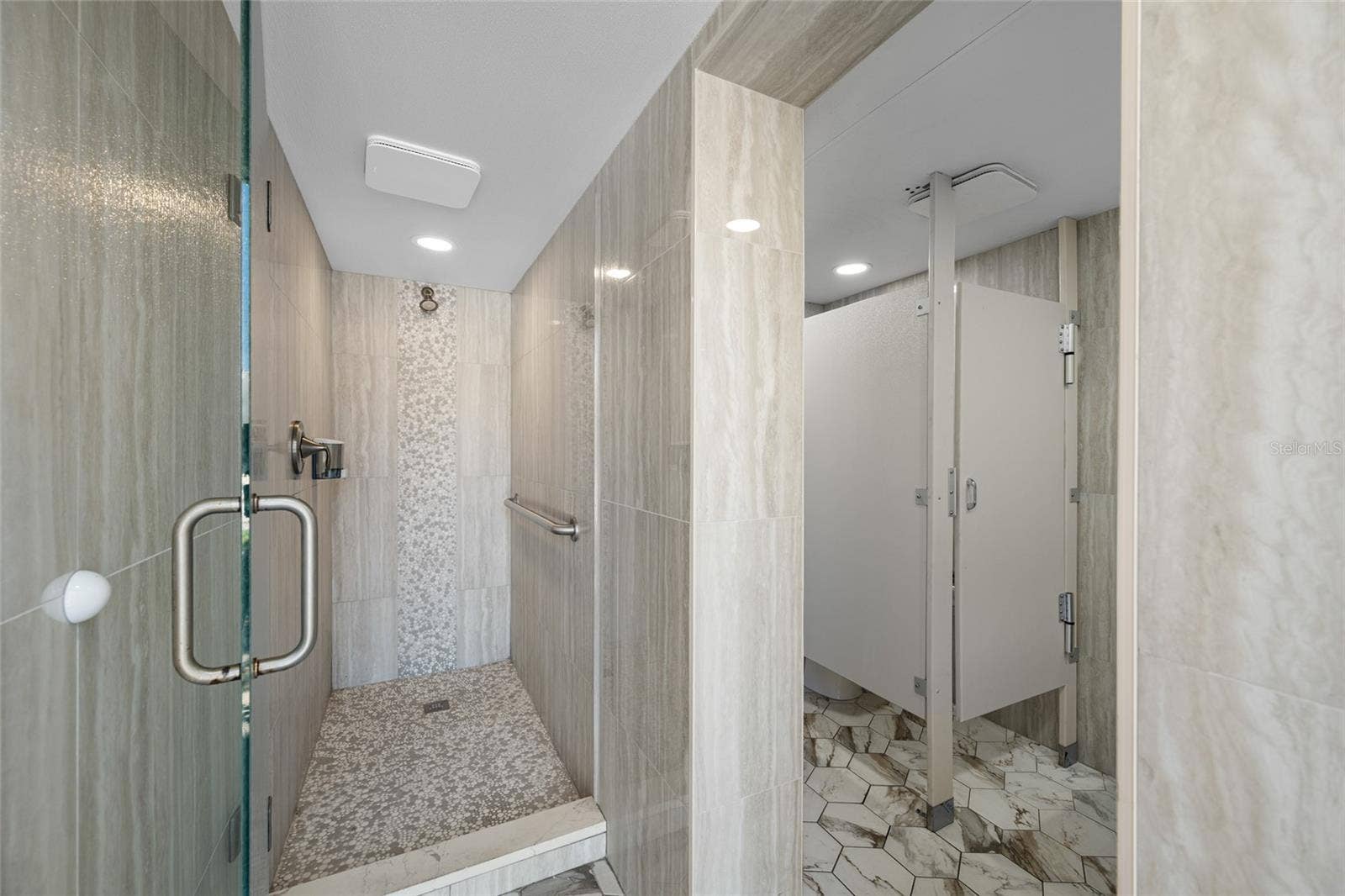 865 S GULFVIEW BOULEVARD, #202, Clearwater, FL 33767 Pool Bathroom