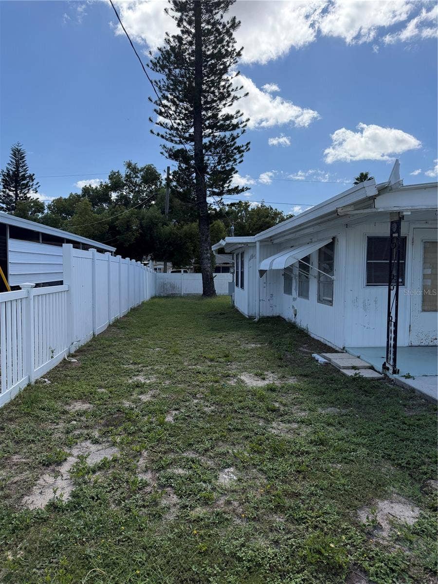 4120 BUENA VISTA LANE, Holiday, FL 34691 Another view of the side yard.