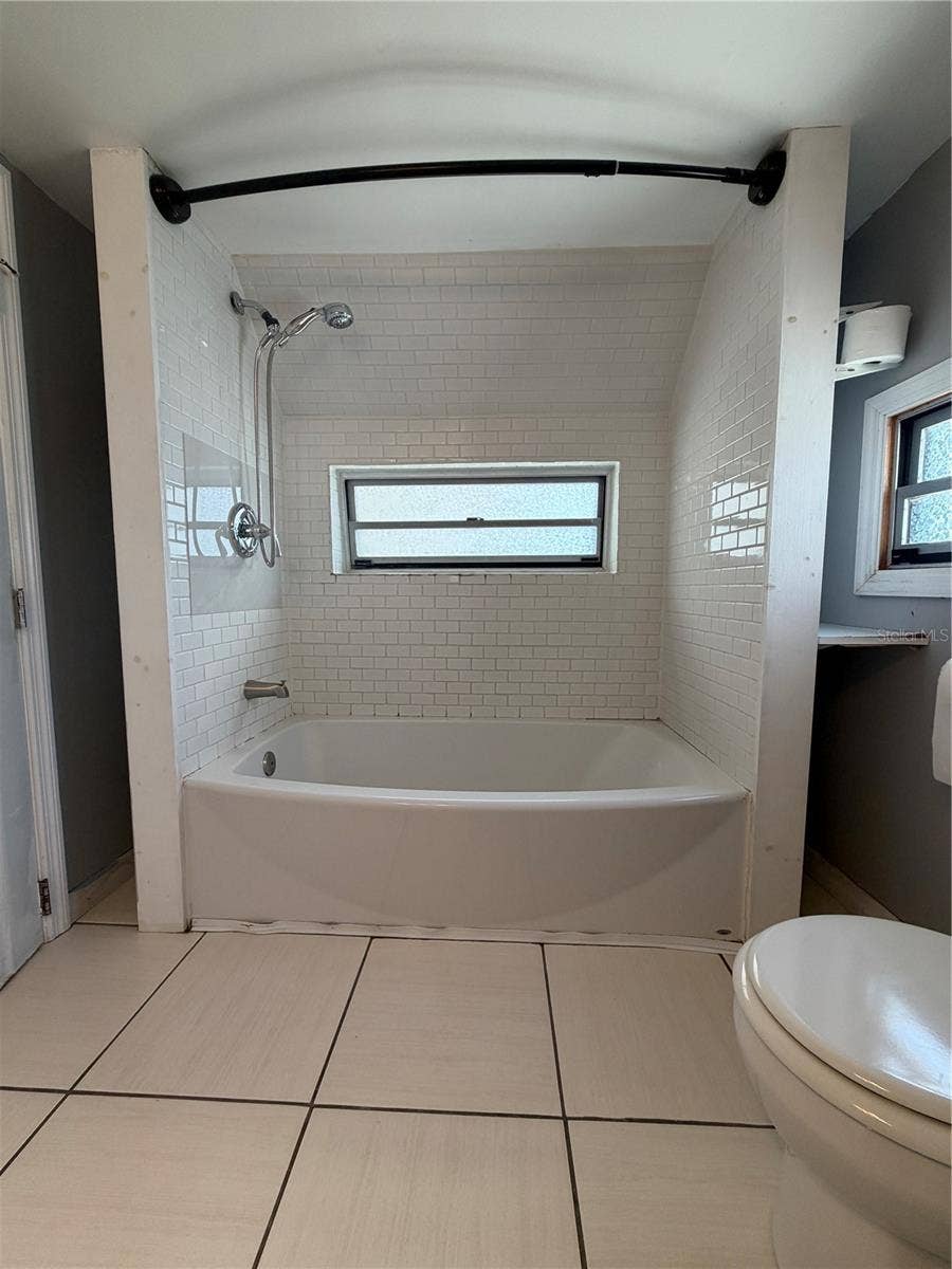 4120 BUENA VISTA LANE, Holiday, FL 34691 Tub/Shower in bathroom.