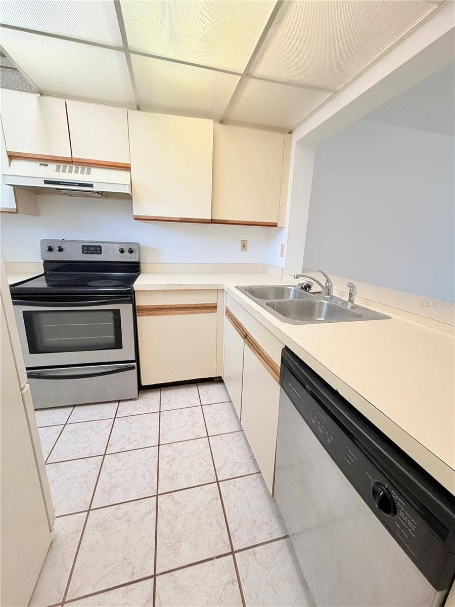 8151 HEATHERWOOD DRIVE, #111, Seminole, FL 33777 kitchen