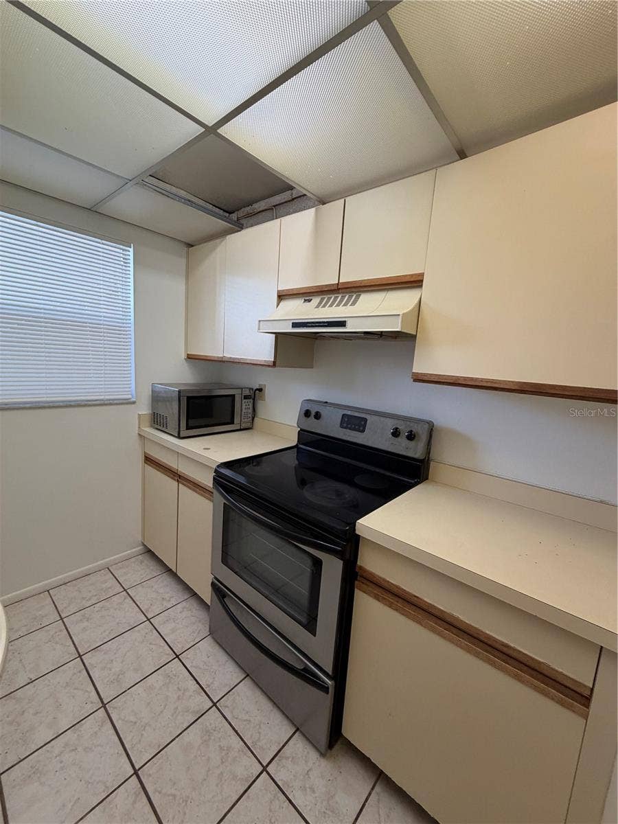 8151 HEATHERWOOD DRIVE, #111, Seminole, FL 33777 kitchen