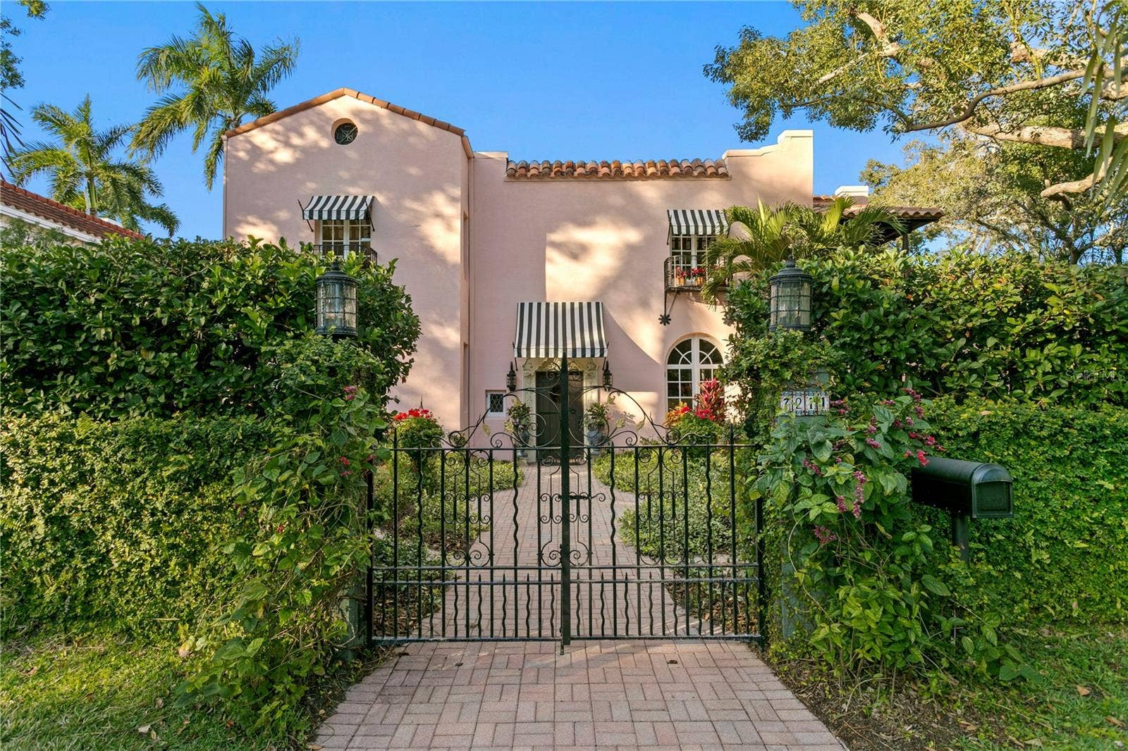 7211 3RD AVENUE S, St Petersburg, FL 33707 Welcome to Casa Ronda.