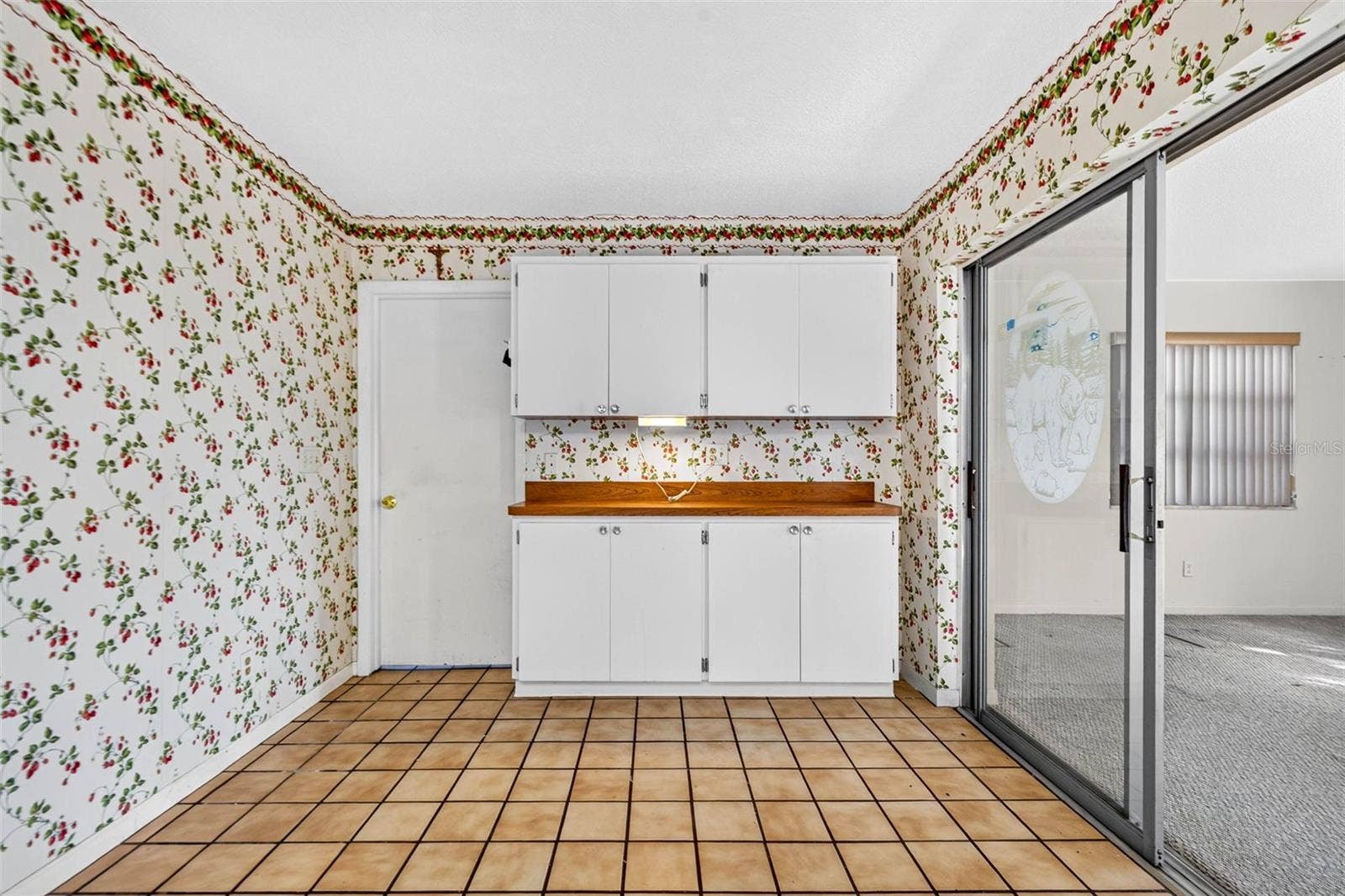 Built-in Buffet for easy serving.
