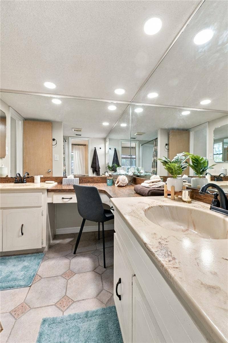 112 PEACOCK CIRCLE, Safety Harbor, FL 34695 29a. Bathroom #2 (7 x 10.4') Features Separate Dual Vanities, Make Up Station, Tub w Shower.. & Window for Ventilation!