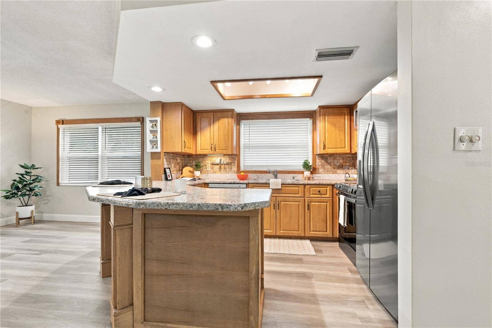 112 PEACOCK CIRCLE, Safety Harbor, FL 34695 50. Updated Kitchen (9.4 x 12.2') Counter Depth Fridge Keeps the Entry Wide for Multiple Cooks to Enter the Kitchen!