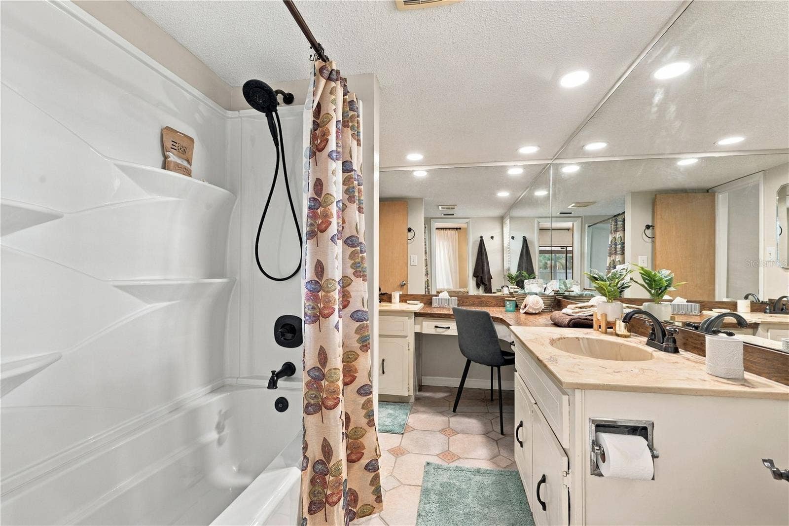 112 PEACOCK CIRCLE, Safety Harbor, FL 34695 30. Bathroom #2 (7 x 10.4') Features New Recessed Lighting, Tub/Shower Update too!