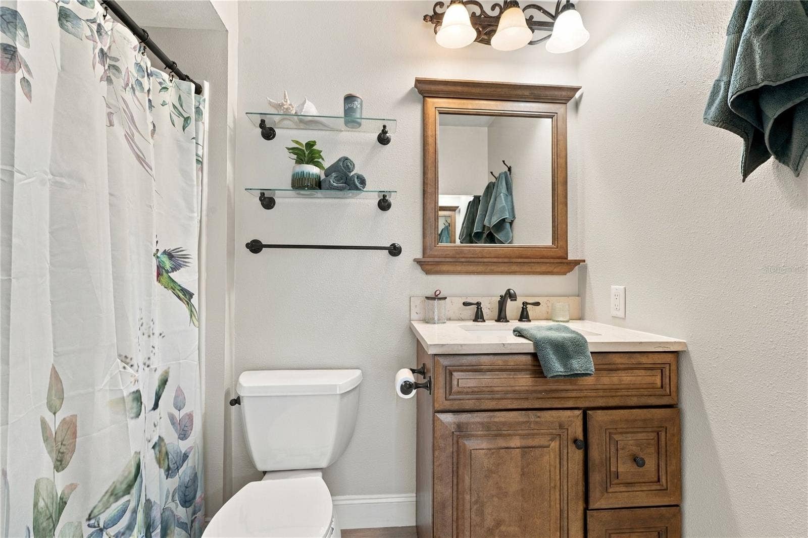112 PEACOCK CIRCLE, Safety Harbor, FL 34695 61. UPDATED Ensuite Bathroom.. (4.9 x 8.1') Maple Vanity w Matching Mirror.. Elegance!