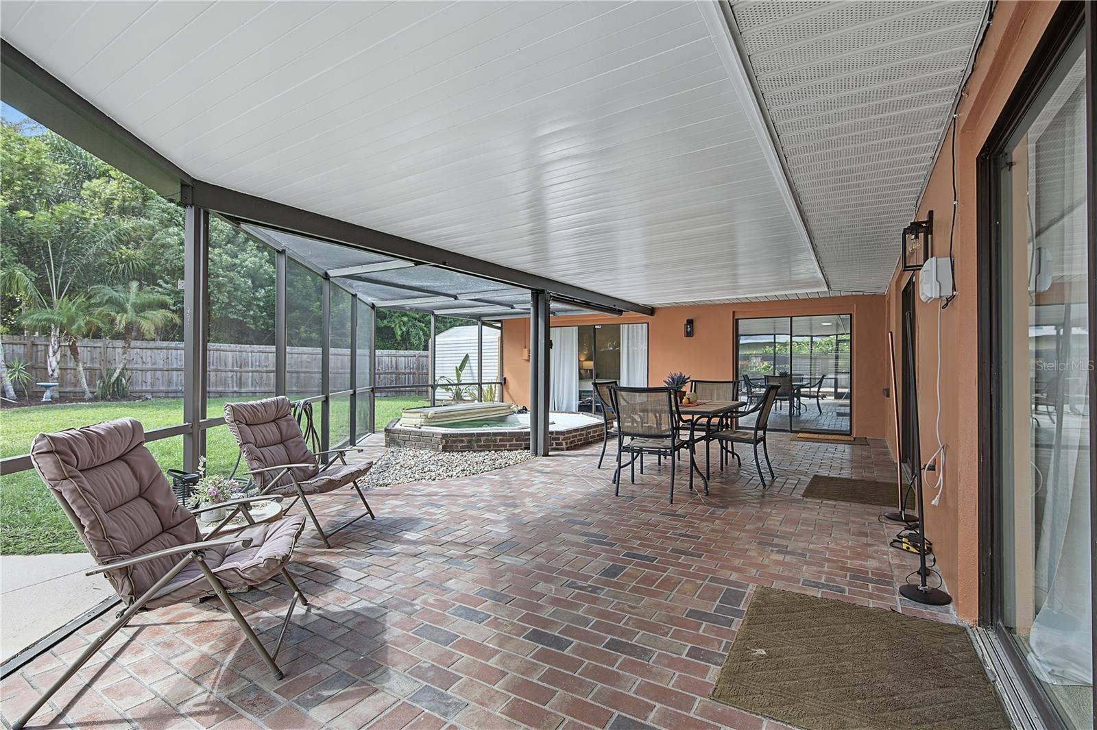 112 PEACOCK CIRCLE, Safety Harbor, FL 34695 34. So Much Room (> 800sf!!) for Multiple Seating Areas!