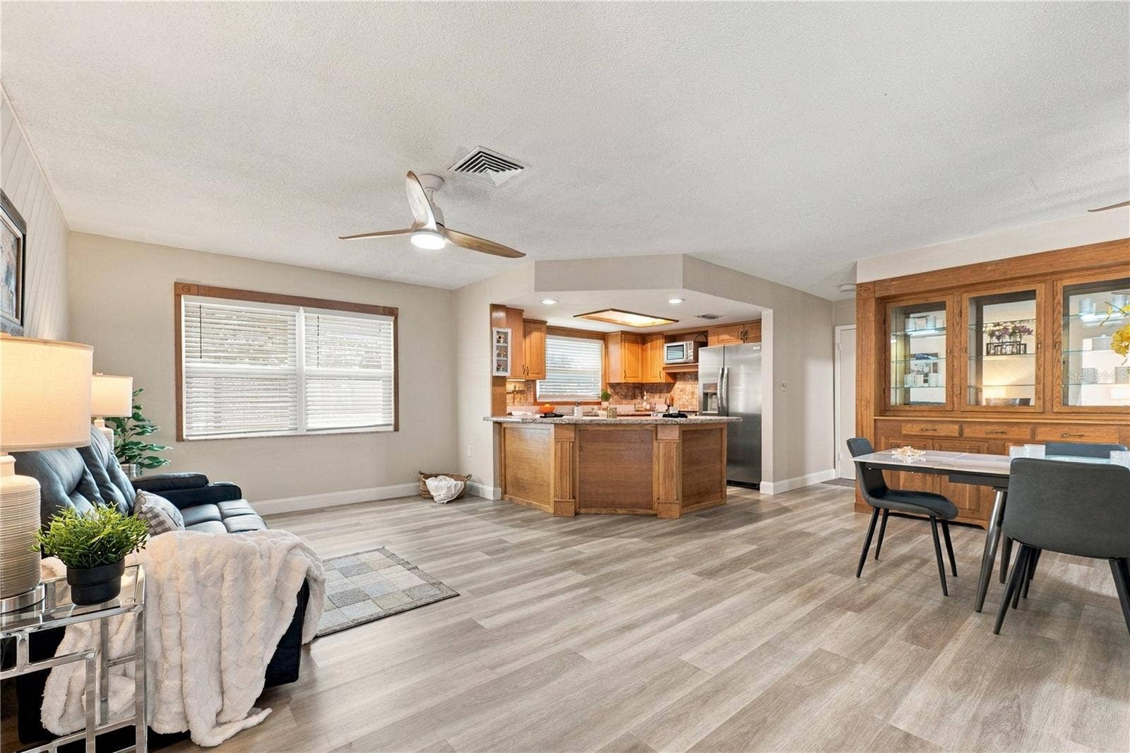 112 PEACOCK CIRCLE, Safety Harbor, FL 34695 14. Everyone Wants a GREAT ROOM.. Here it IS.. Kitchen, Family Room, Dining Room!