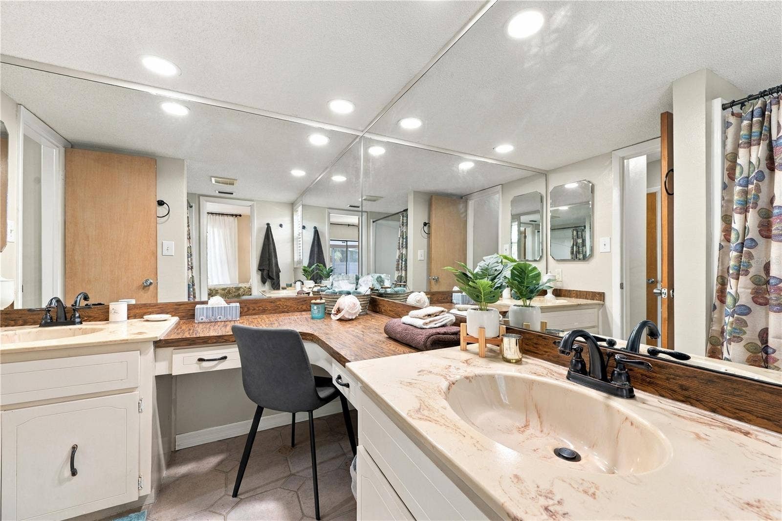 112 PEACOCK CIRCLE, Safety Harbor, FL 34695 67. Bathroom #2 (7 x 10.4') is Similar to a Jack & Jill .. Except the Other Entry is From the Hallway so Guests Can Use this Bathroom..
