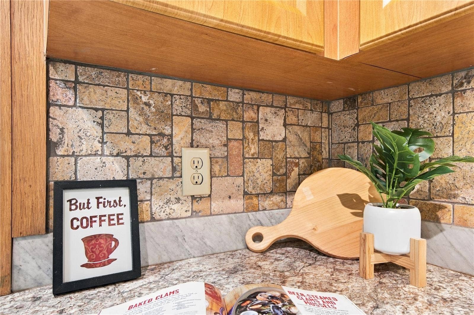112 PEACOCK CIRCLE, Safety Harbor, FL 34695 52. Complimentary Backsplash is Warm & Adds a Touch of Thoughtful Elegance!