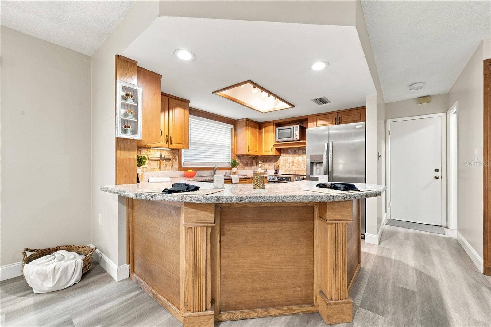 112 PEACOCK CIRCLE, Safety Harbor, FL 34695 49. Updated Kitchen (9.4 x 12.2') w Durable Attractive Laminate Counters, New Recessed Lights, Plenty of Counterspace..