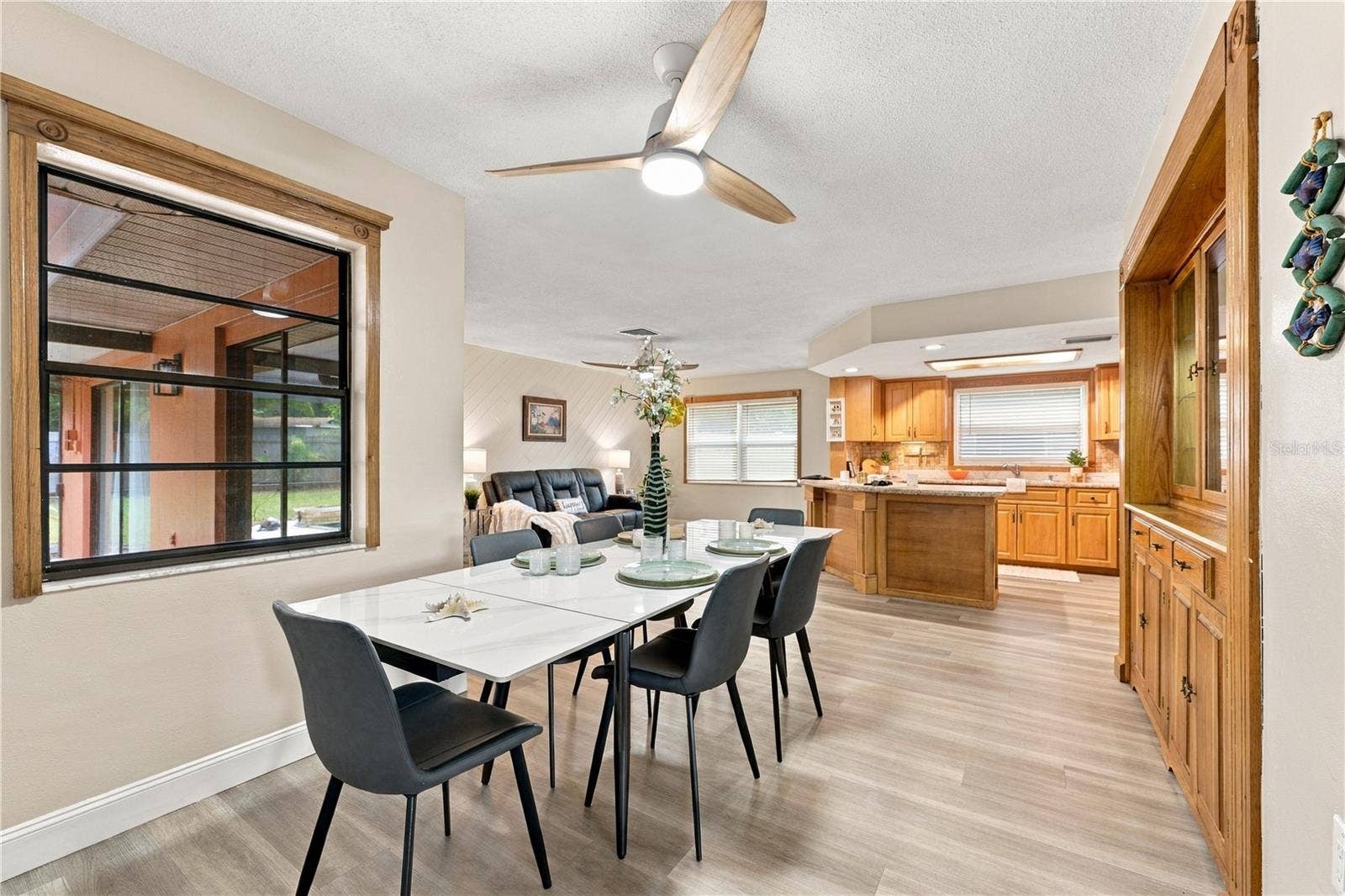 112 PEACOCK CIRCLE, Safety Harbor, FL 34695 13. The Dining Area (12.8 x 9') is Capable of Hosting Larger than Life Dinner Parties!