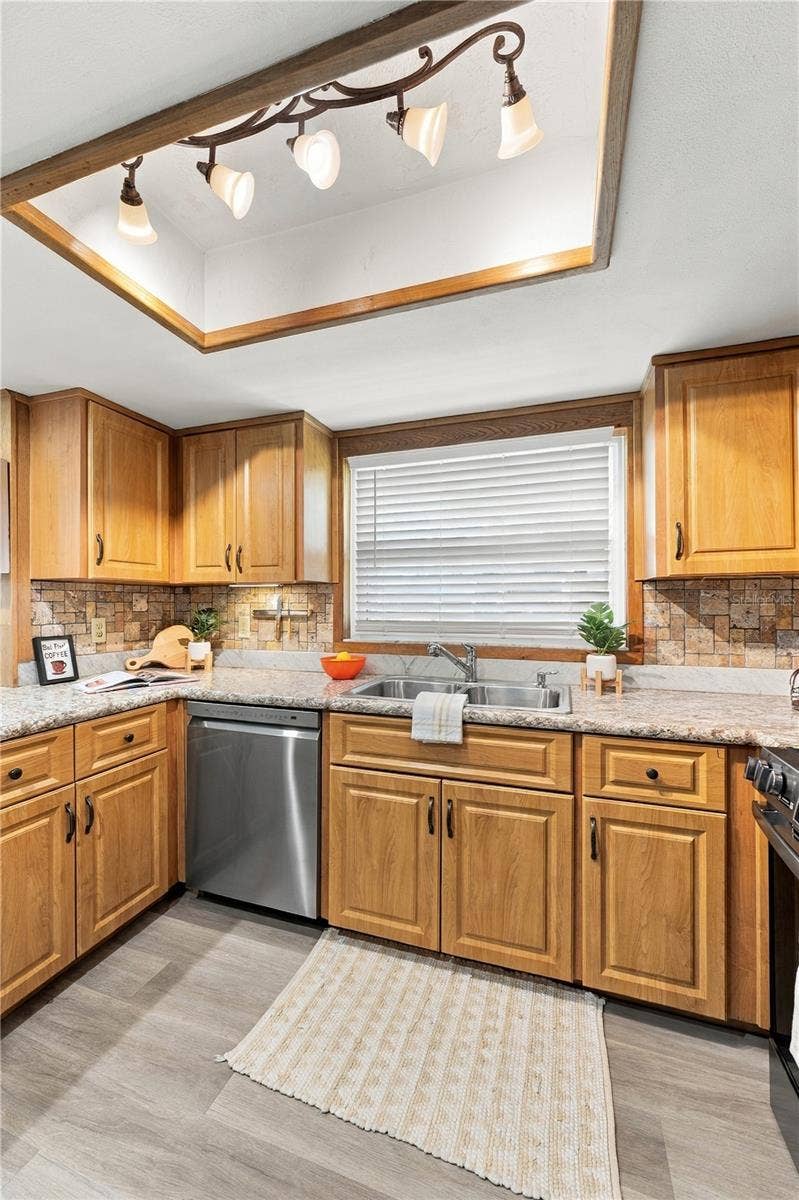 112 PEACOCK CIRCLE, Safety Harbor, FL 34695 16. Kitchen (9.4 x 12.2') Has the Much Desired Window Over the Sink we ALL LOVE!