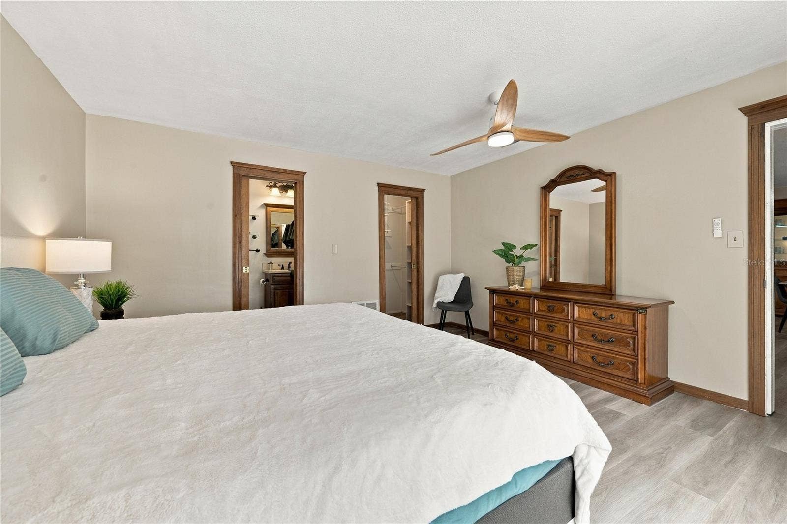 112 PEACOCK CIRCLE, Safety Harbor, FL 34695 59.Owner's Retreat (14.1 x 14.5') w Ensuite Bathroom & Walk in Closet Already Built Out for YOU!