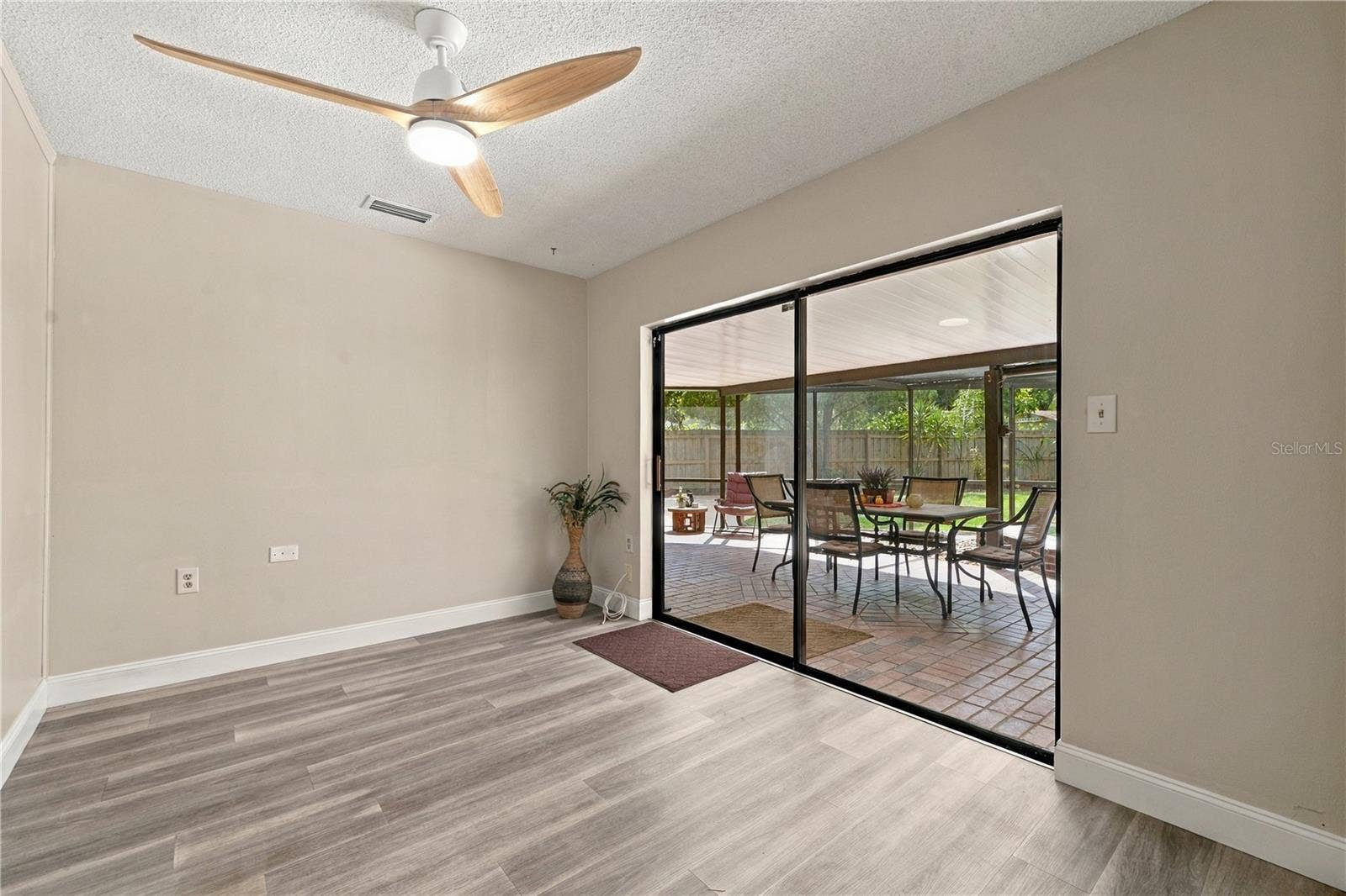112 PEACOCK CIRCLE, Safety Harbor, FL 34695 57. BONUS ROOM: (12.3 x 9.1') Features Oversized Sliders Leading to Lanai!